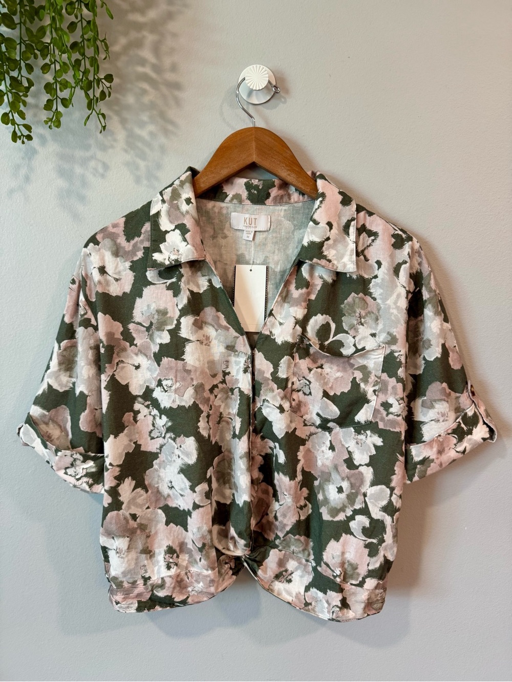 Nwt Kut from the Kloth Olive and Blush Floral Button-Front Short Sleeve Top